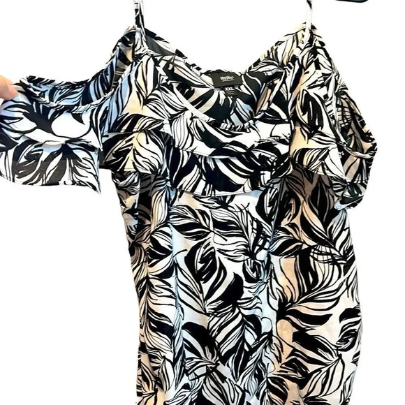 Mossimo XXL cold shoulder flowy leaf pattern blouse black and white - Picture 1 of 6